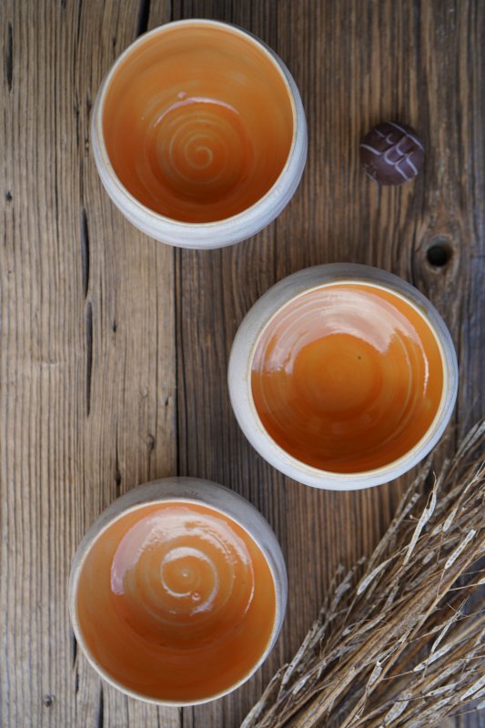 Keramik Kaffeebecher handgetöpfert– Innen Orange außen Naturweiß mit zarten Sprenkeln